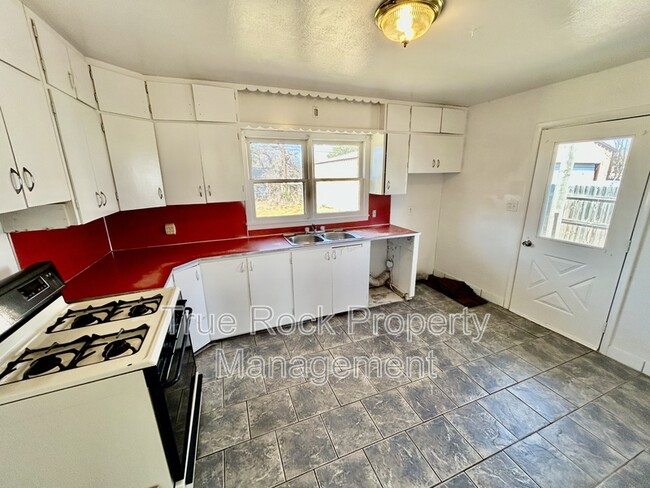 Building Photo - 300 E Main St