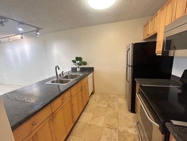 Building Photo - Honolulu Tower - High Floor, Ocean and City View!!!