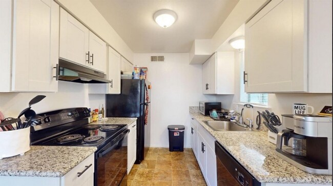 Foto del edificio - 1550 W Ashlan Ave