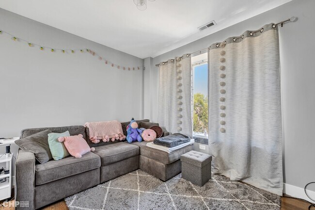 Foto del edificio - 2824 N Drake Ave