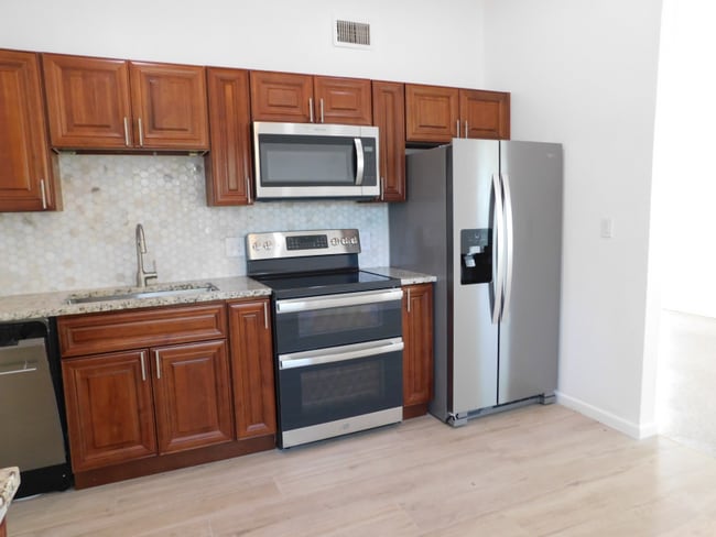 Building Photo - 1811 Highland Ave