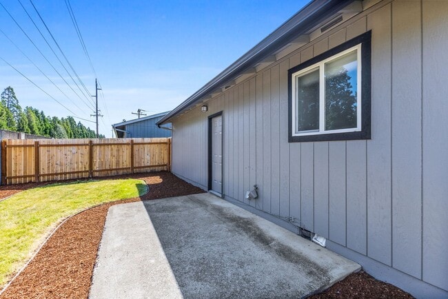 Building Photo - Stunning Fully Renovated 3-Bedroom Home in...