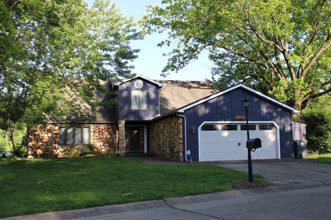 Building Photo - 2115 Pineshore Ct