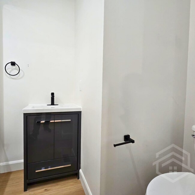 Photo du bâtiment - 1-Bedroom Apartment Available!!