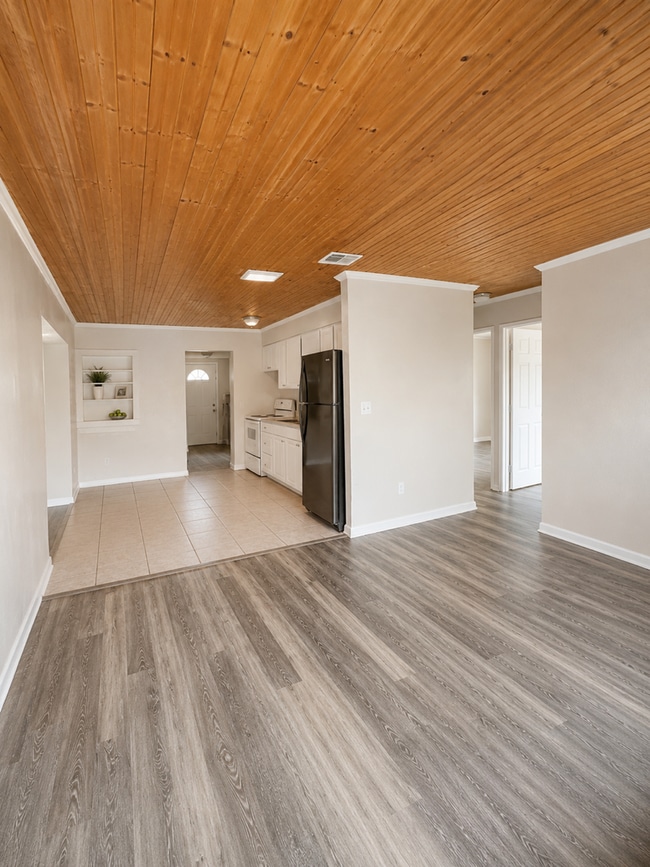 Building Photo - Tons of Living Space in this 3BR/1BA Zephyrhills Block Home with Large Fenced Yard!