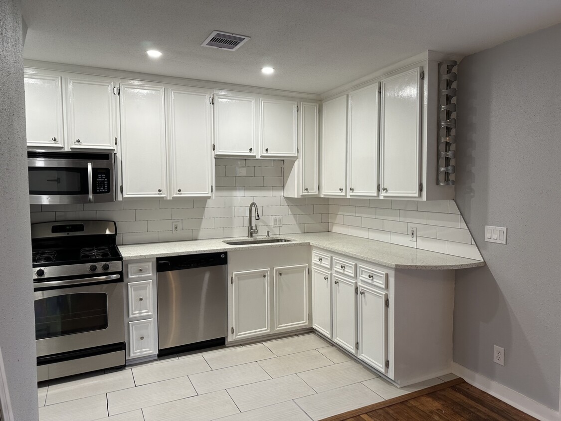 Primary Photo - 4020 Blue Bonnet Blvd
