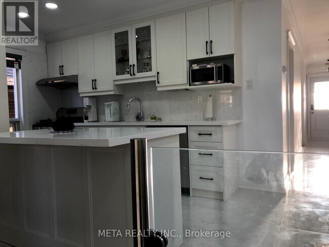Building Photo - 533 Westmount Ave