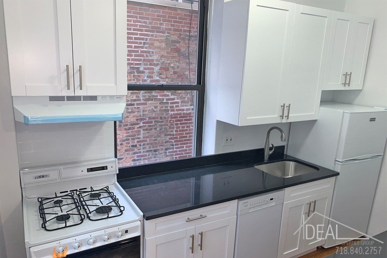 Building Photo - 529 W 111th St