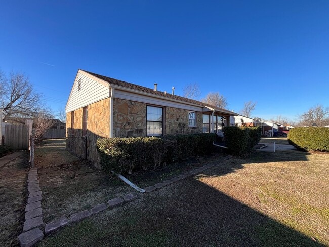 Building Photo - 3 Bed 1 Bath in Midwest City!