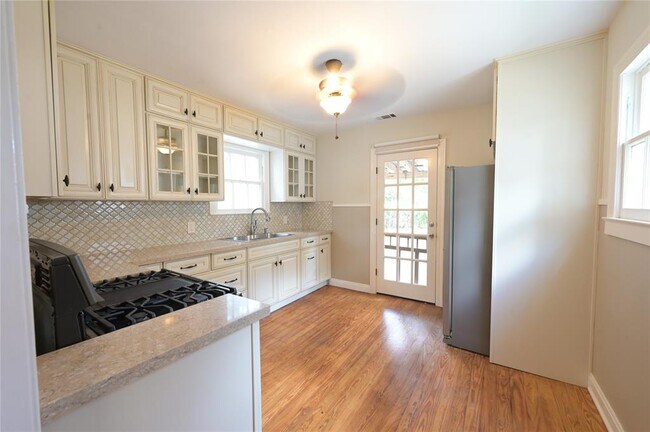 Building Photo - 3102 Breeze Terrace