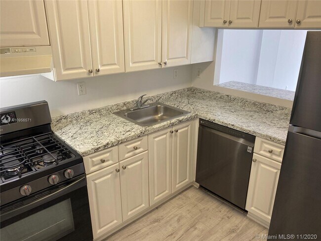 Building Photo - 13120 SW 92nd Ave