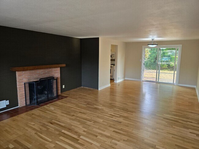Foto del edificio - 3 Bedroom Home in a Flourishing Garden Property