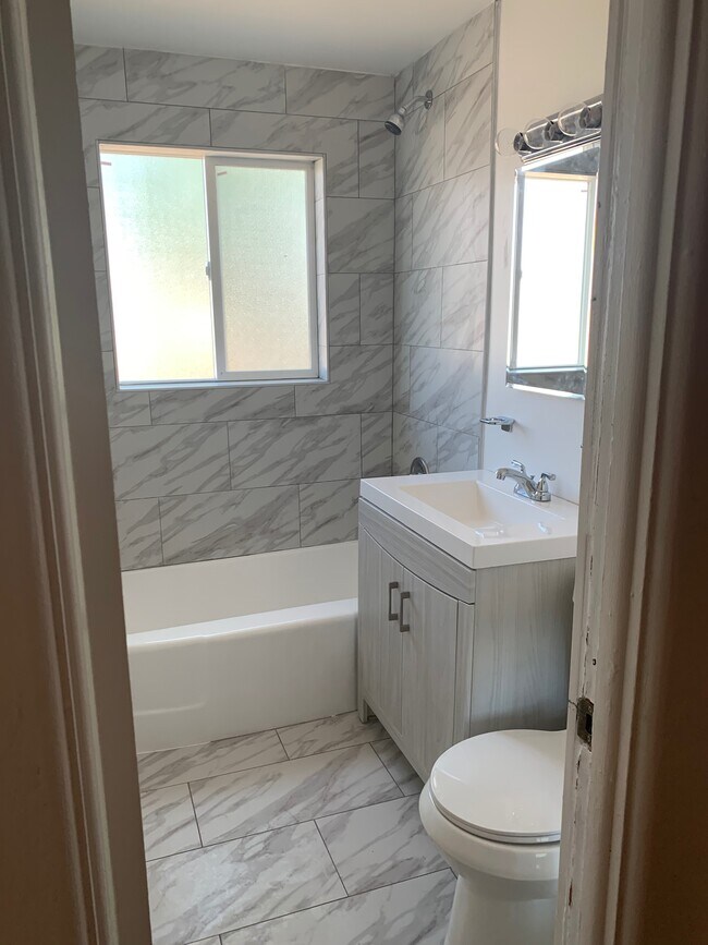 Foto del edificio - 1769 Clinton St