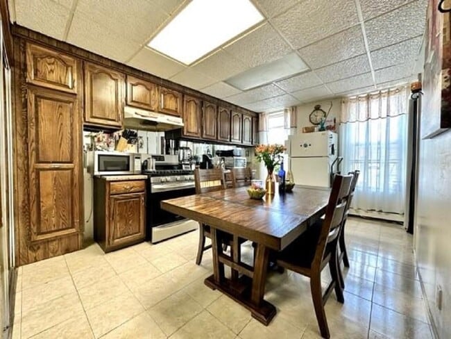 Building Photo - 599 Carroll St