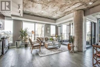 Building Photo - 111 Bathurst St