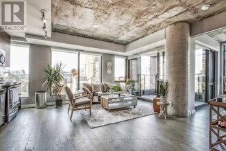 Building Photo - 111 Bathurst St