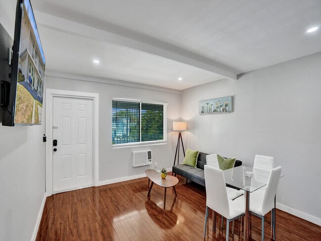 Foto del edificio - 906 N Riverside Dr