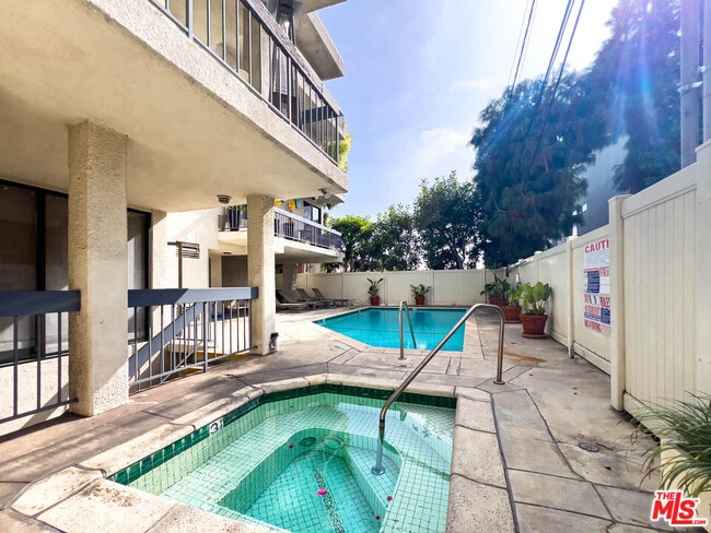 Foto del edificio - 935 Westbourne Dr