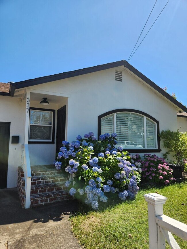 Building Photo - Updated 3 bedroom 2 bathroom single family home within walking distance to the Sonoma Town Square...