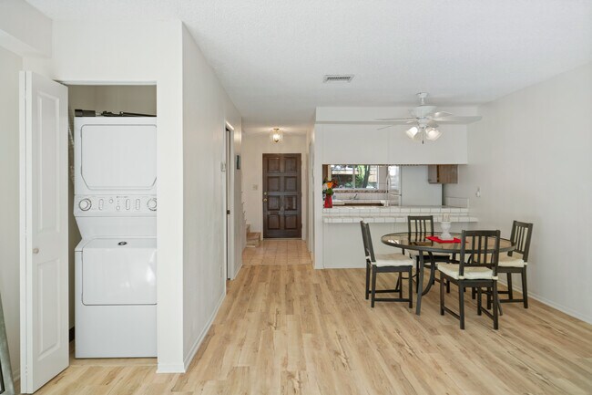 Foto del edificio - 1890 S Cochran Ave