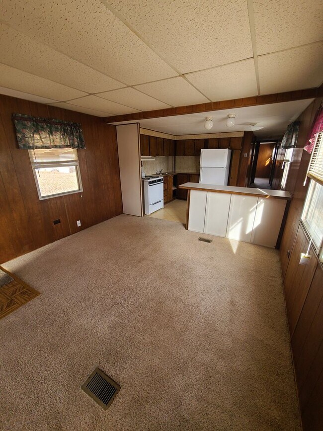 Building Photo - 3 Bedroom Mobile Home in Grandview Plaza