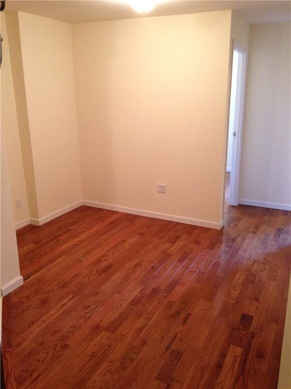 Primary Photo - 126 Thompson St