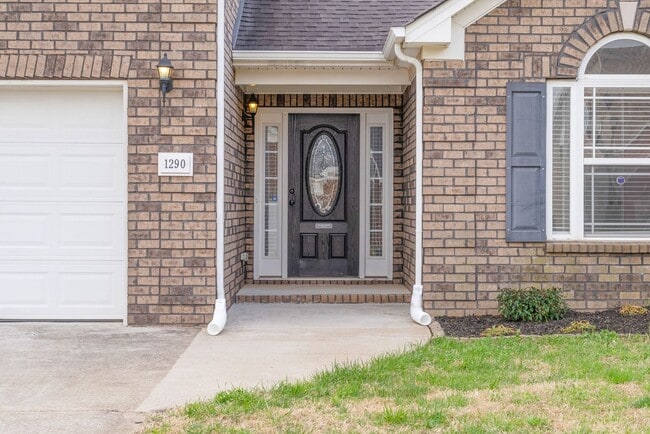 Building Photo - Three Bedroom with Bonus!