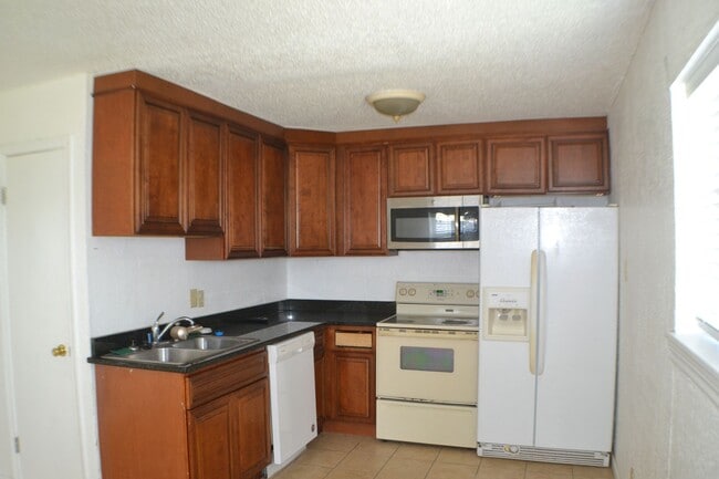 Building Photo - Half Duplex 2 Bedrooms 1 Bath For Lease in...