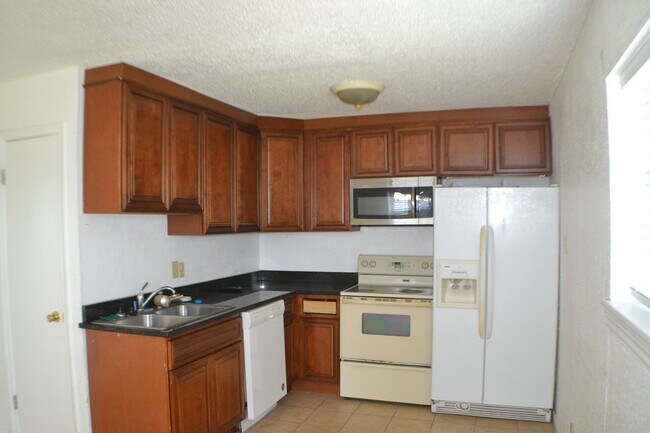 Foto del edificio - Half Duplex 2 Bedrooms 1 Bath For Lease in...
