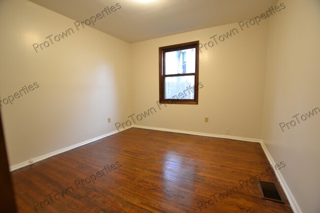 Building Photo - 121 Comstock St