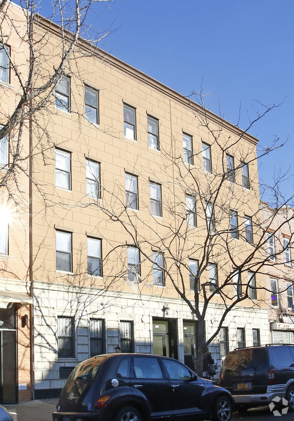 Foto del edificio - Meserole and Montrose Apartments