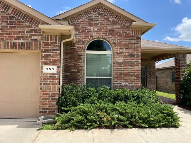 Foto del edificio - Charming 4-Bedroom Home with Scenic Backya...