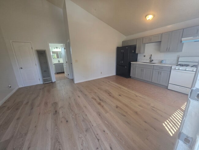 Building Photo - 21219 Valerio St