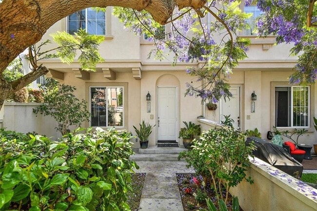 3 Bedroom + Bonus Room End Unit Townhome - 3 Bedroom + Bonus Room End Unit Townhome