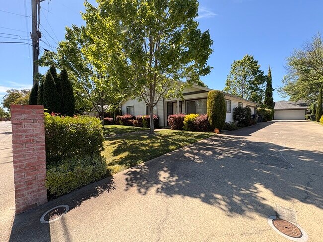 Foto del edificio - Beautifully Updated 3/2! Backyard, 2 Car Garage! Modern and Clean!