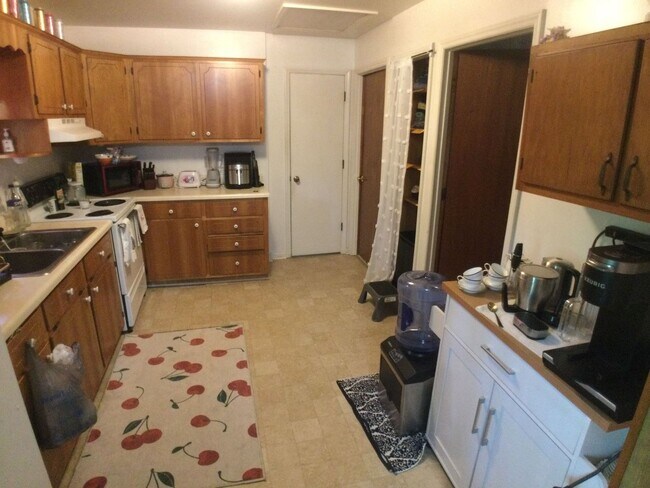 Building Photo - One Bedroom One Bath home available in bea...