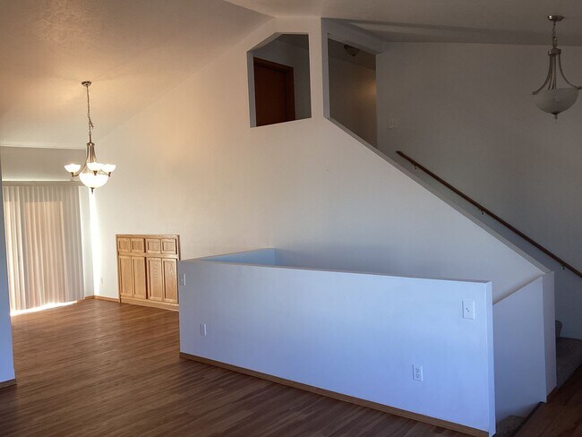 Building Photo - Nicely updated 4Bed, 2Bath in Airway