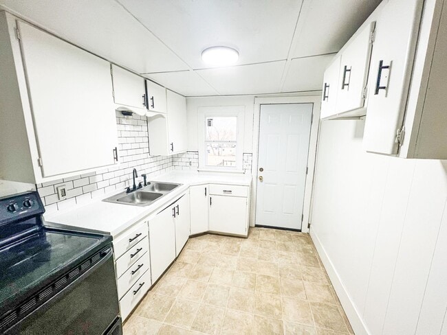 Building Photo - Charming 2 Bed, 1 Bath Home with Modern Kitchen