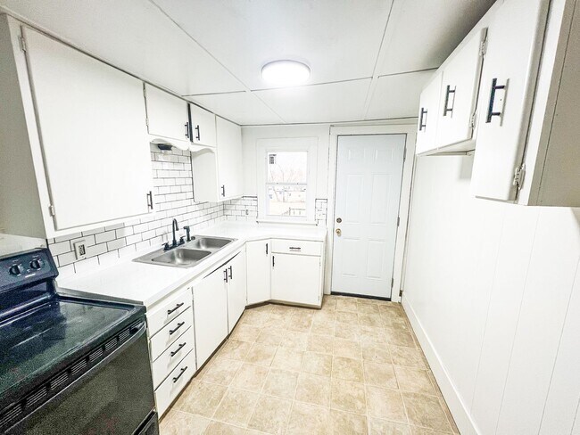Foto del edificio - Charming 2 Bed, 1 Bath Home with Modern Kitchen