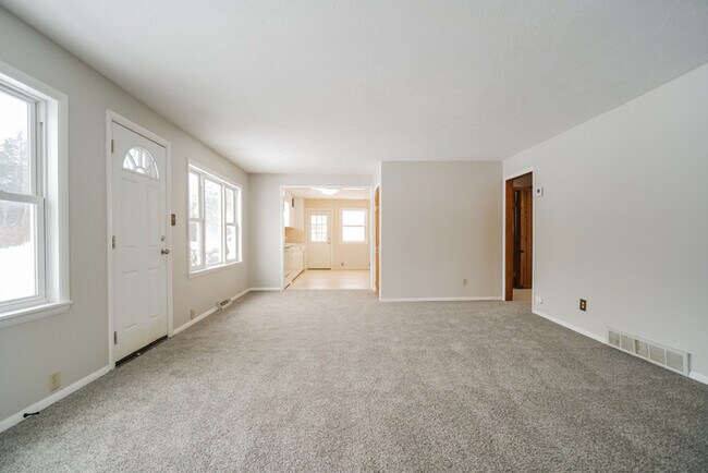Building Photo - Inviting 3-Bedroom Bedford Home with Spacious Interiors