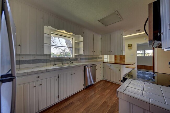 Building Photo - 415 Silliman St