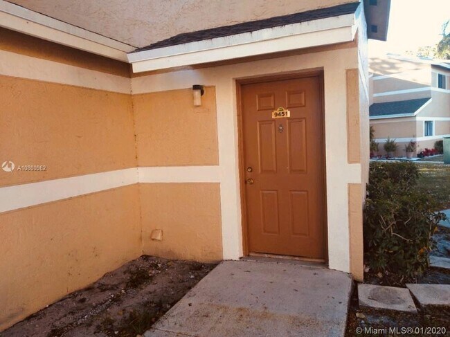 Building Photo - 9451 S Palm Cir S   Pembroke Pines Fl 33025