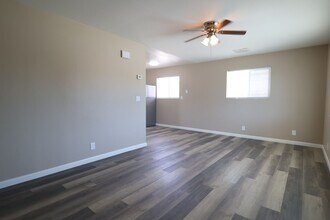 Building Photo - 426 W Moyer Ave