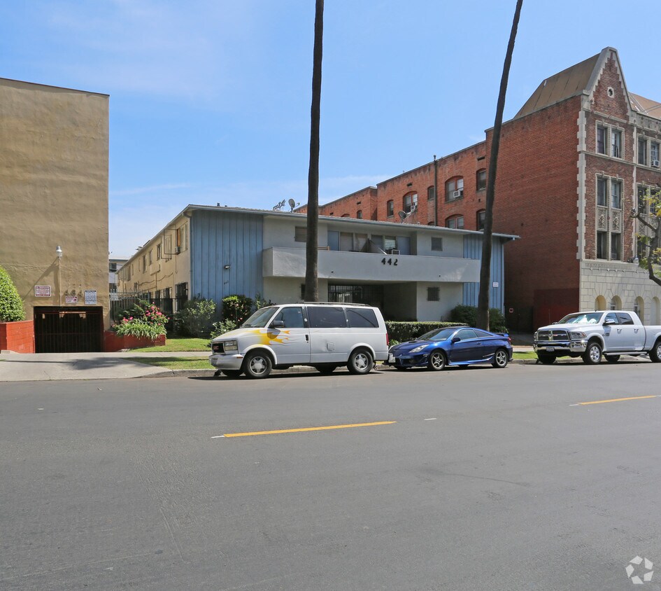 Building Photo - 442 S Kenmore Ave