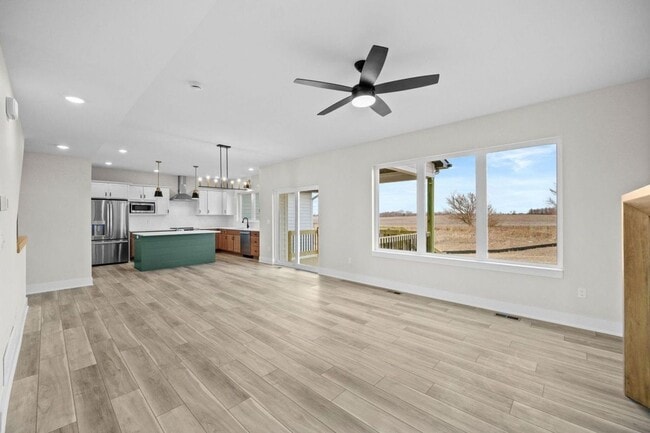 Foto del edificio - 4 Bedroom Townhome Available February 1st!