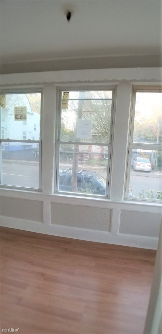 Building Photo - 3 br, 1 bath  - 80 Rose Ter Apt 1A