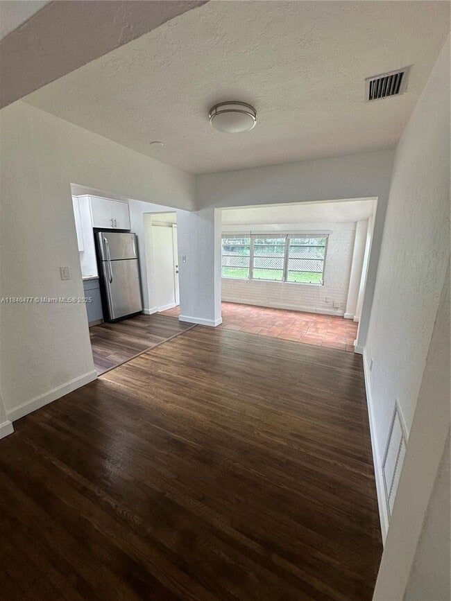 Building Photo - 711 SW 39th Ave