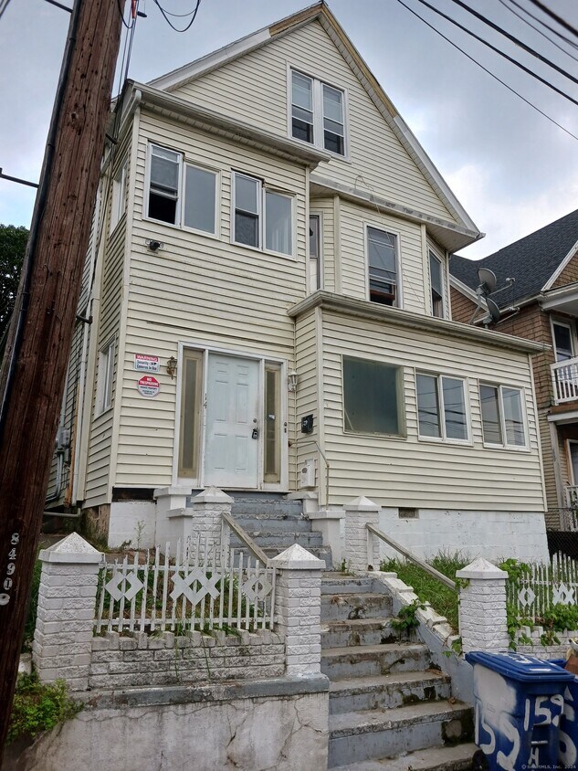 146 Chestnut Ave Unit 1, Waterbury, CT 06710 Room for Rent in