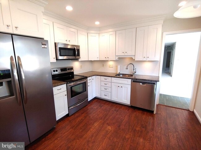 Foto del edificio - 719 Monmouth Ave