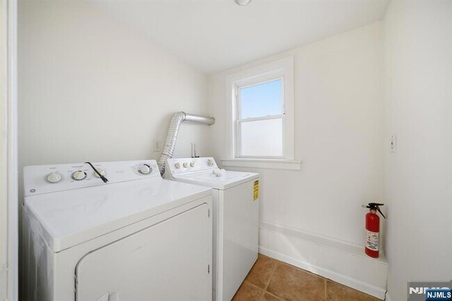 Foto del edificio - 75 Lakeview Terrace